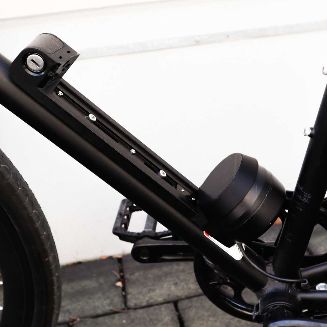 Montierte Controller-Abdeckung am Unterrohr eines schwarzen SUSHI BIKE, schützt Akkukontakte zuverlässig vor Schmutz und Nässe