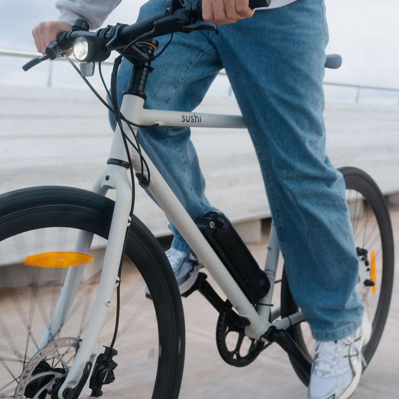 Mann fährt auf grauen E-Bike Maki 3.0, nur der Unterkörper ist zu sehen