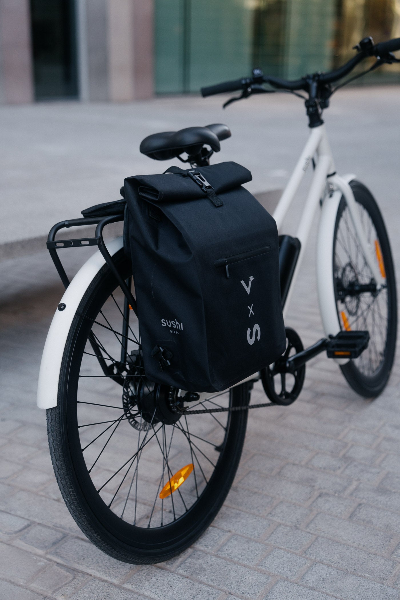 Graues California Roll 3.0 von hinten mit montiertem Gepäckträger und schwarzer Fahrradtasche