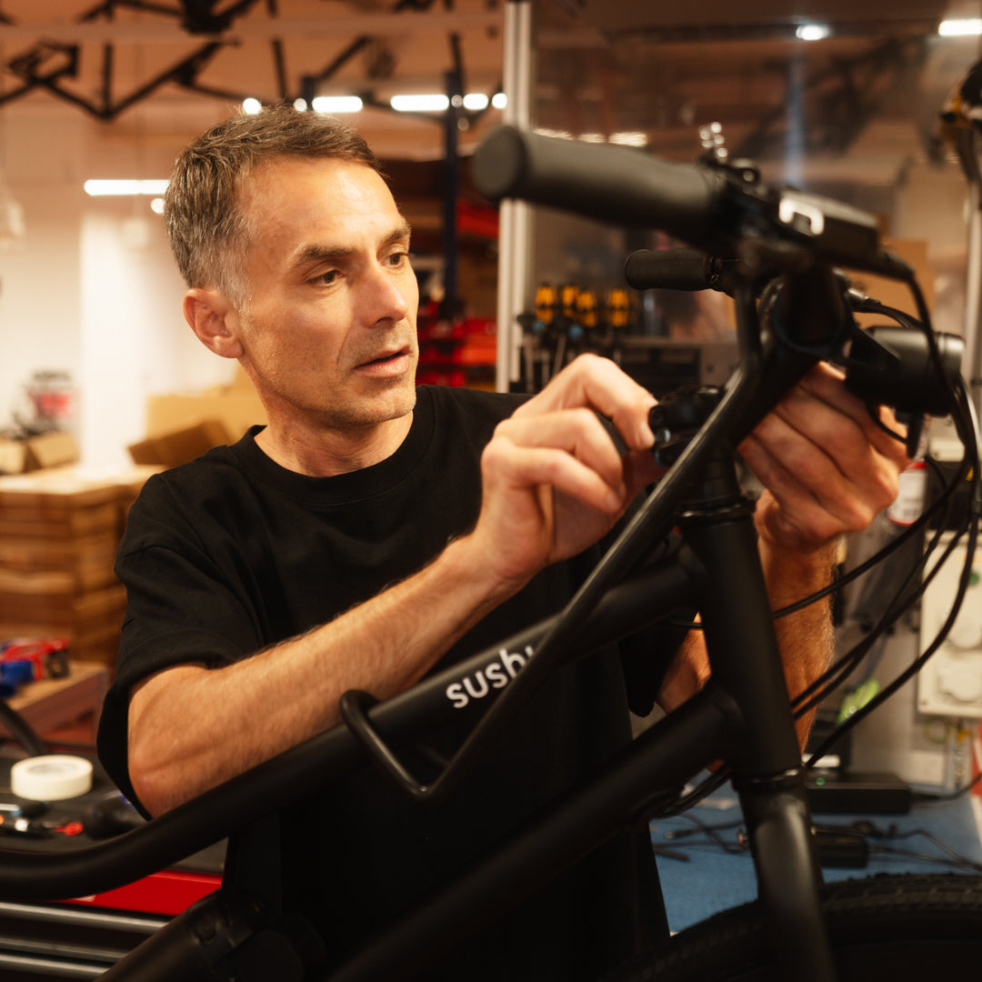 Mechaniker montiert SUSHI BIKES E-Bike-Lenker in Werkstatt