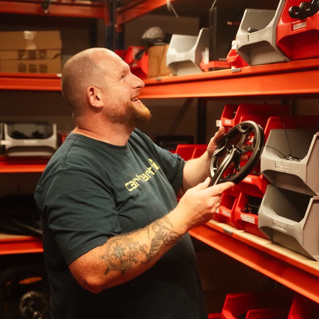 Sebastian im Refurbishment Center von SUSHI BIKES prüft E-Bike-Komponenten für eine nachhaltige Wiederverwendung