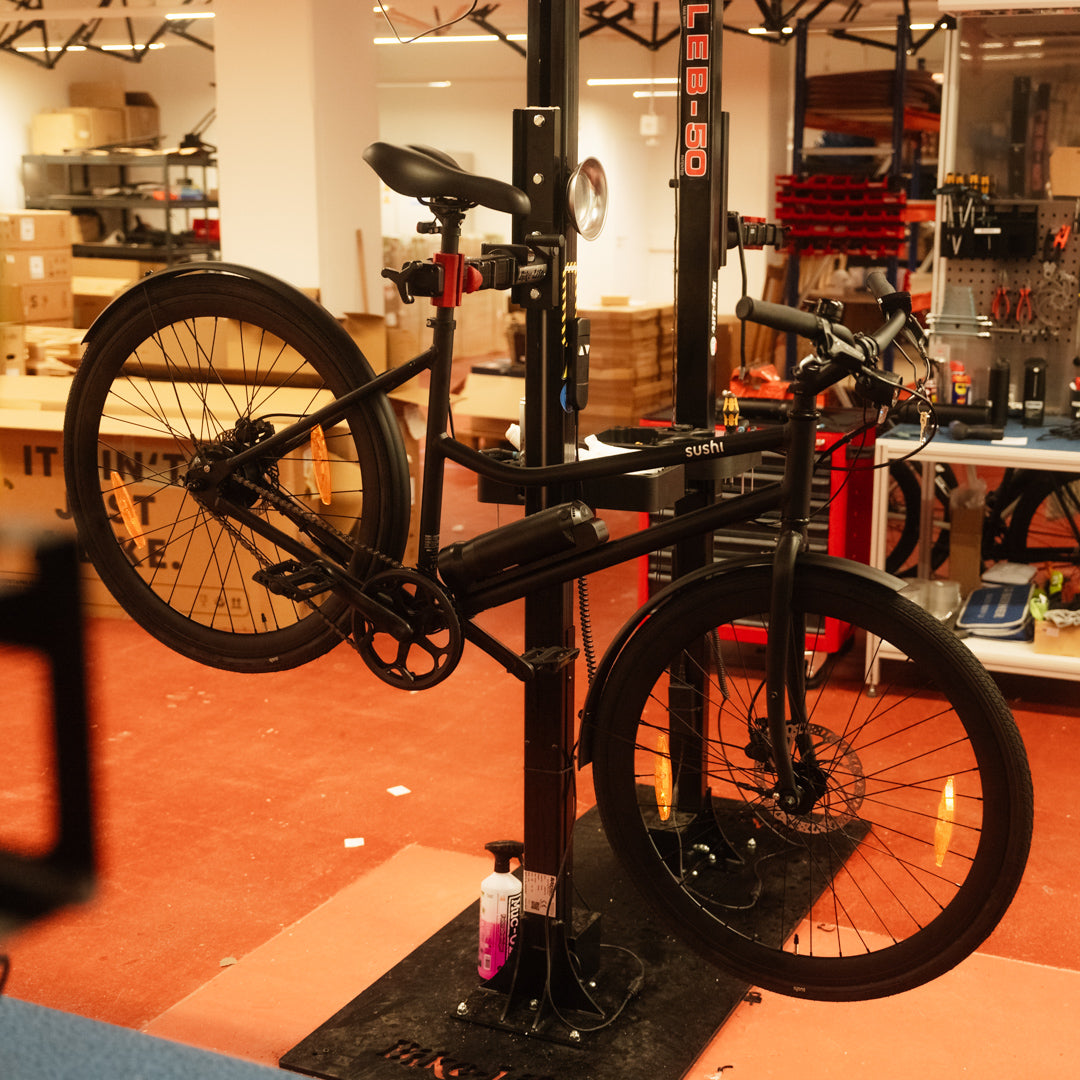SUSHI BIKES E-Bike bei der Montage im Refurbishment Center – nachhaltige Reparatur & Qualitätssicherung