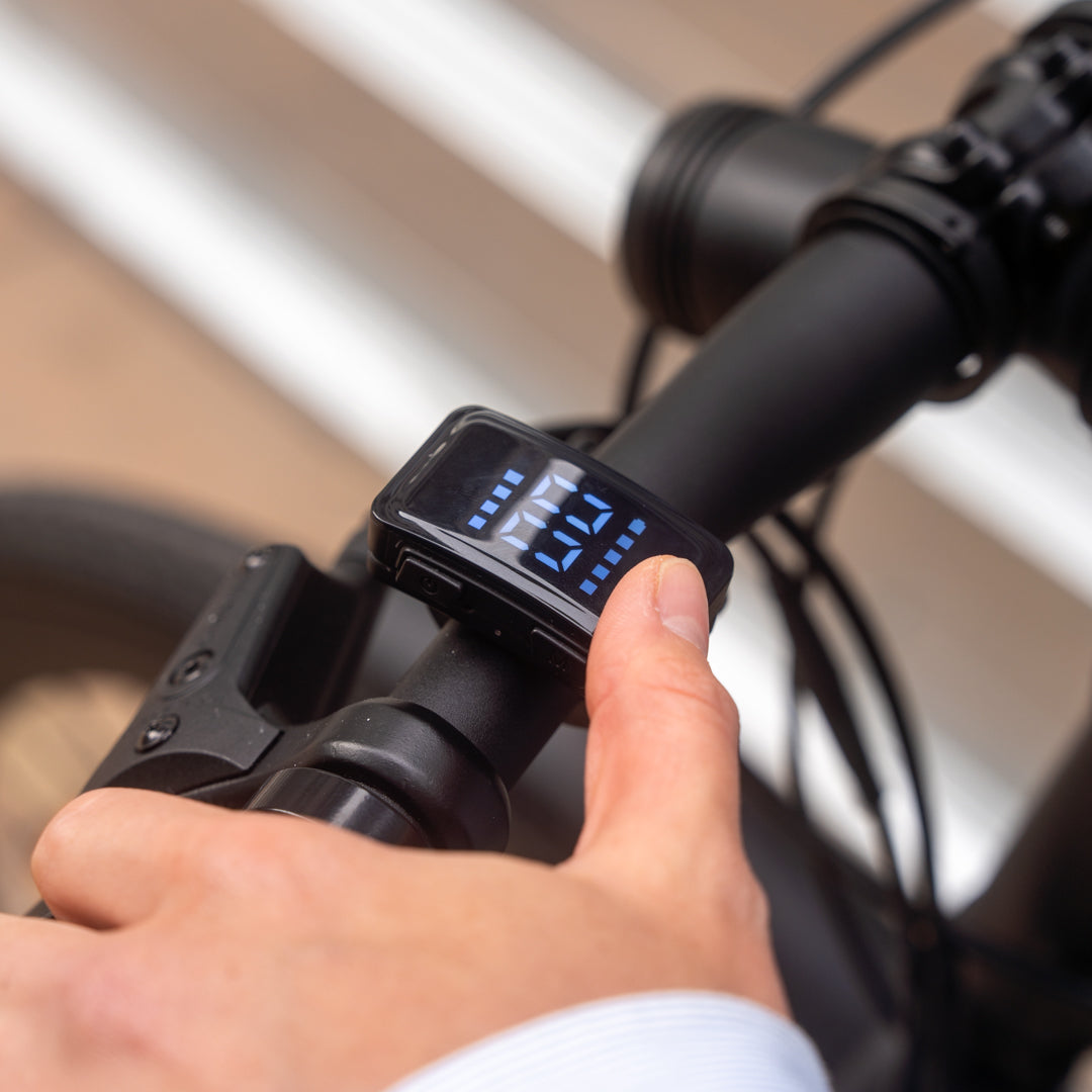 Hand bedient E-Bike-Display am Lenker eines SUSHI BIKES ohne Gangschaltung