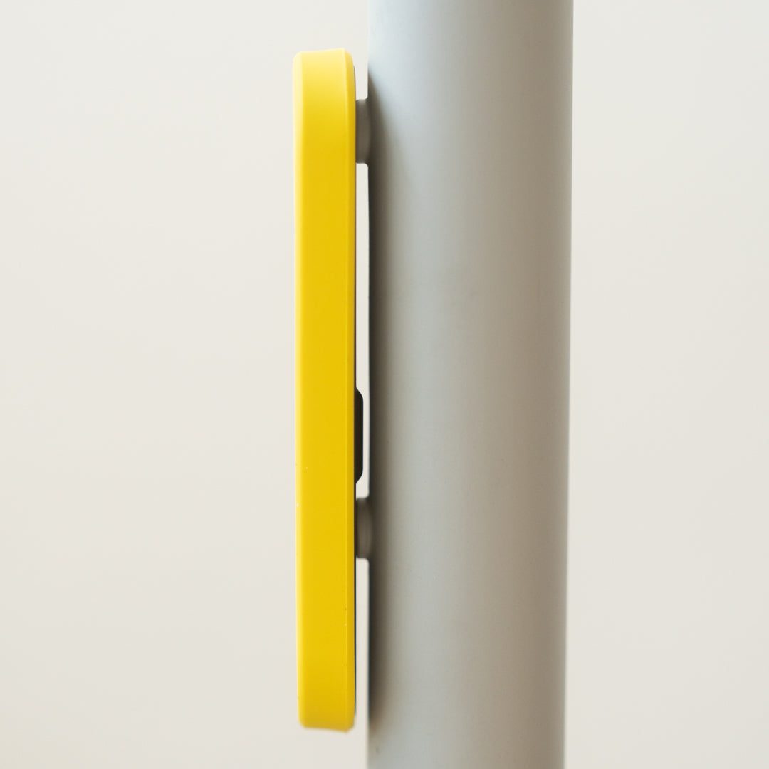 Seitliche Nahaufnahme des gelben Knog Diebstahlschutzes montiert an Aussparungen im Fahrradrahmen des E-Bike Maki 3.0