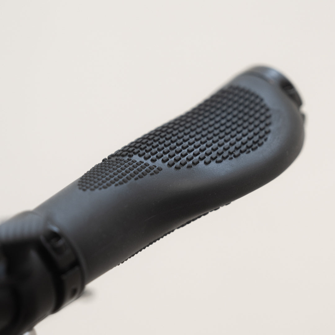 Nahaufnahme des schwarzen M-WAVE Ergo-Griffs mit strukturierter Griffzone zur Druckentlastung der Hand