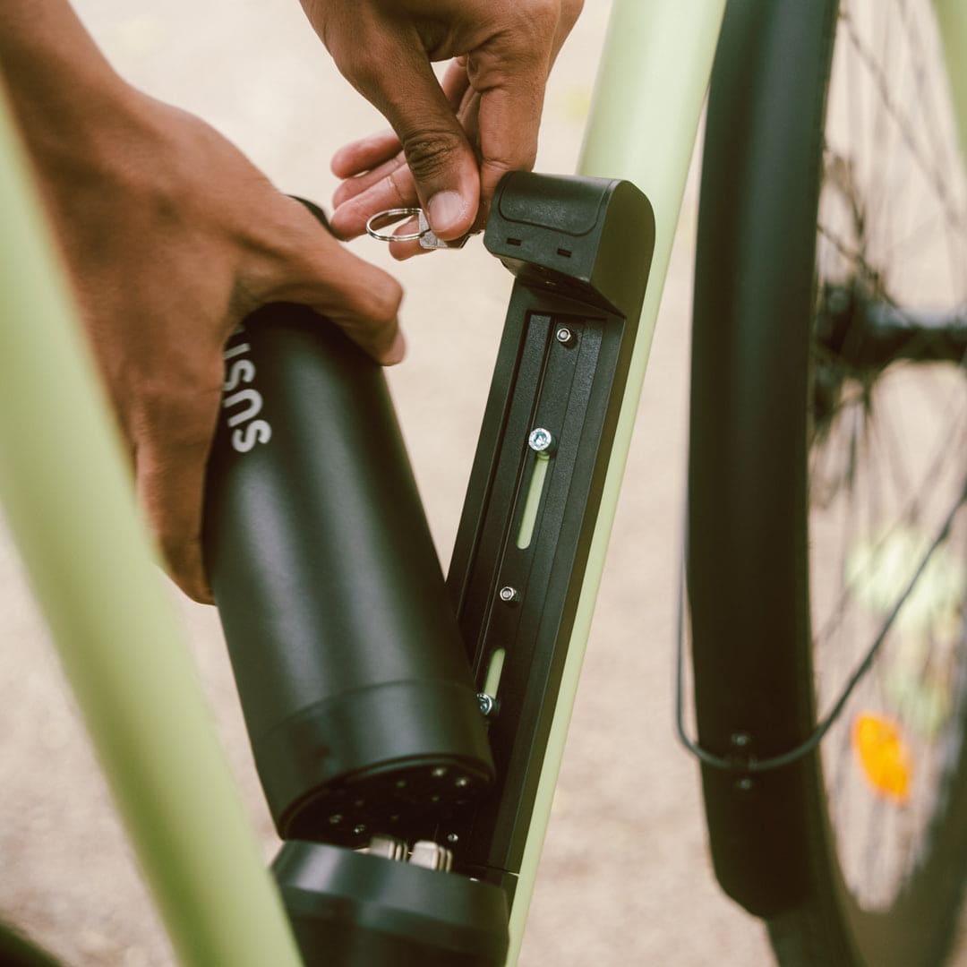 Herausnehmbarer E-Bike-Akku mit USB-C-Anschluss, wird aus dem Rahmen eines SUSHI BIKES entnommen