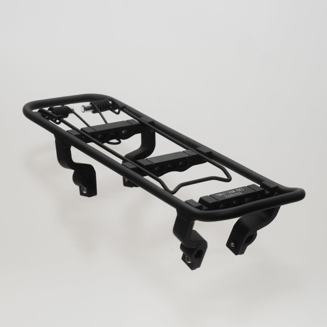 Gepäckträgeraufsatz THE RACK schräg von hinten, zeigt stabile Halterungen für Befestigung am Schutzblech