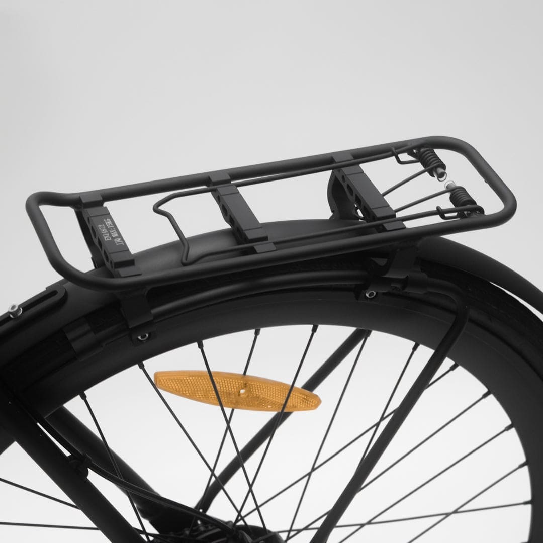 THE RACK Gepäckträgeraufsatz montiert auf Schutzblech am SUSHI BIKE 3.0+, über dem Hinterrad