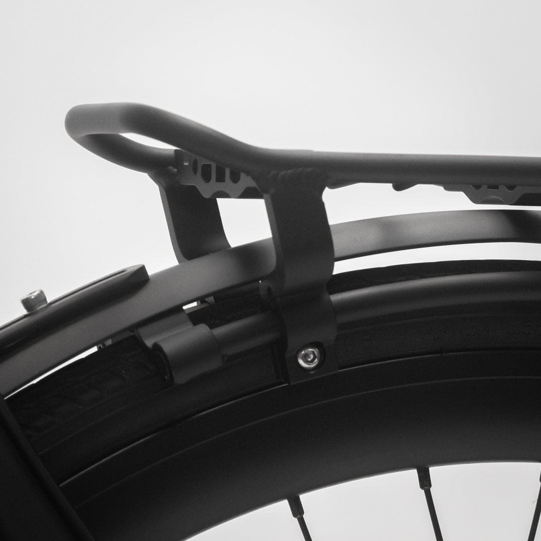 Nahaufnahme der Befestigung des THE RACK Gepäckträgers an den Schutzblechen des SUSHI BIKES