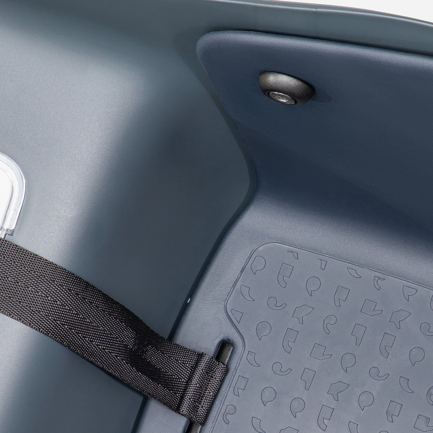 Detailaufnahme des Innenraums mit Befestigungsschraube an der Seitenwand und Sicherheitsgurt