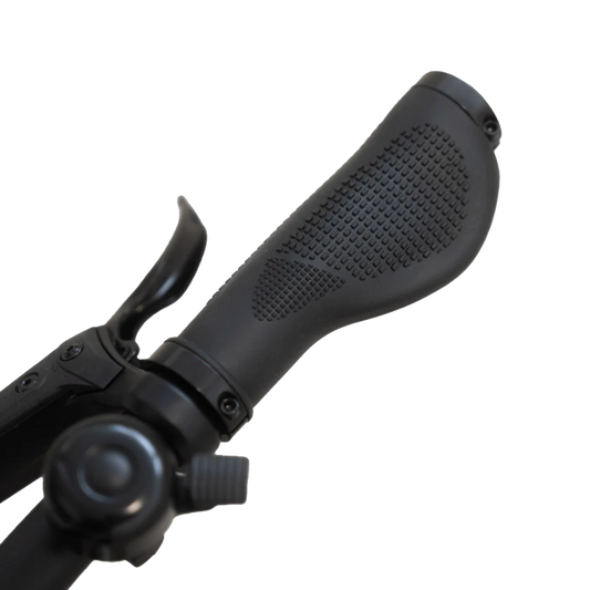 Ergonomischer M-WAVE Fahrradgriff mit rutschfester Oberfläche und Schraubklemmung am Lenker montiert