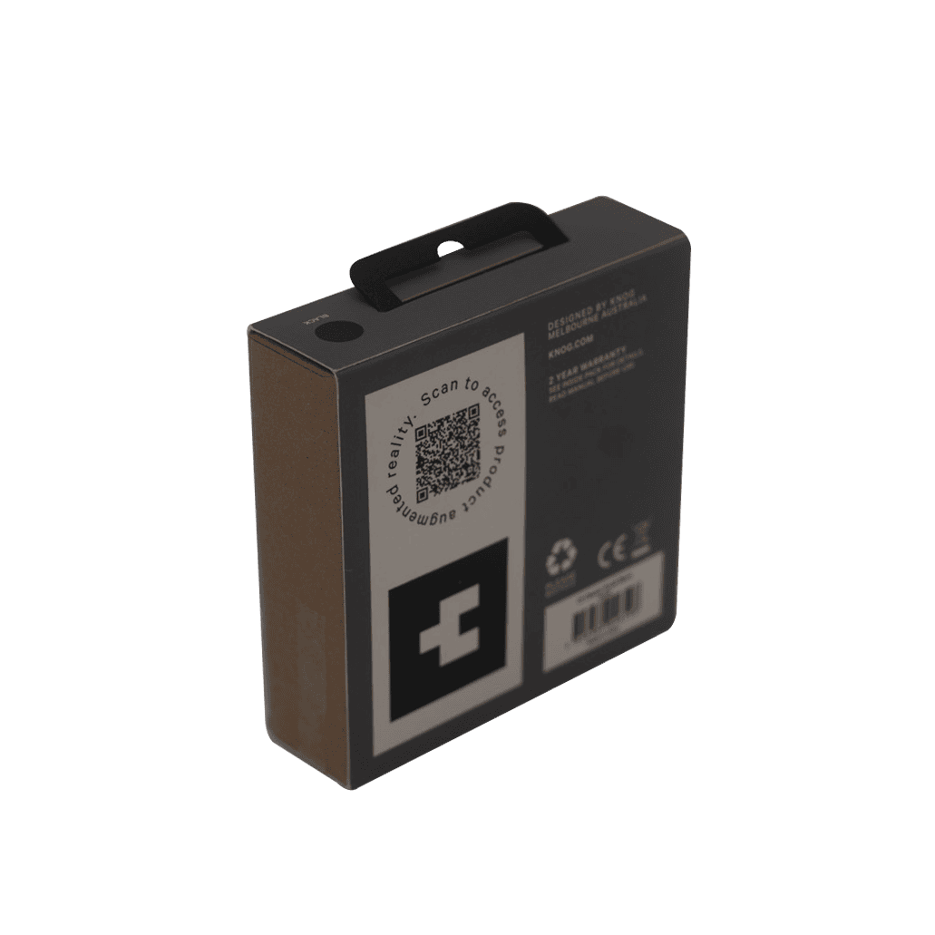 Rückseite der Knog Oi Classic Verpackung mit QR-Code, Recyclinghinweisen und Produktinformationen auf schwarzem Karton