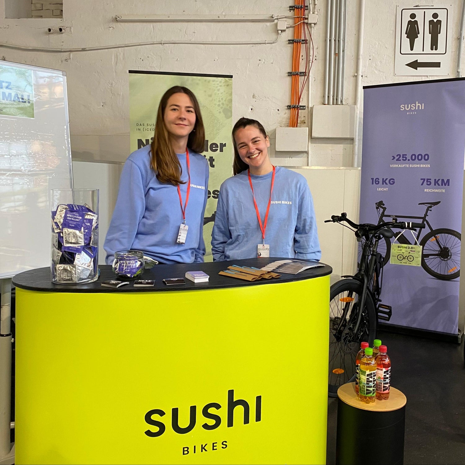 SUSHI BIKES Mitarbeiterinnen Pavlina und Marie am Messestand