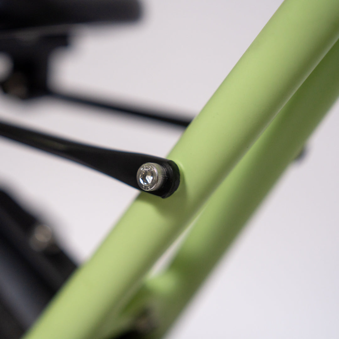 Montierter Racktime-Gepäckträger an einem matcha E-Bike von SUSHI BIKES, Nachaufnahme von Befestigungstreben