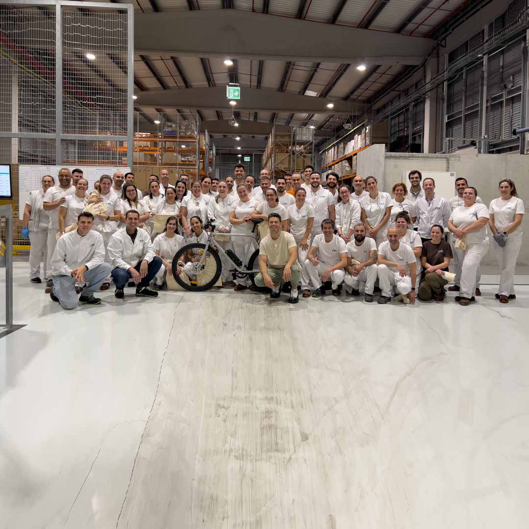 Andy mit Produktionsteam der SUSHI BIKES Fabrik – klimaneutrale E-Bike-Fertigung in Europa