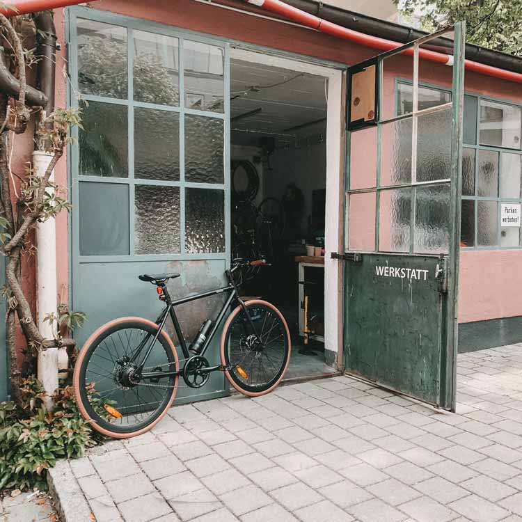 SUSHI BIKE vor dem Refurbishment Center in München – nachhaltige Fahrradaufbereitung