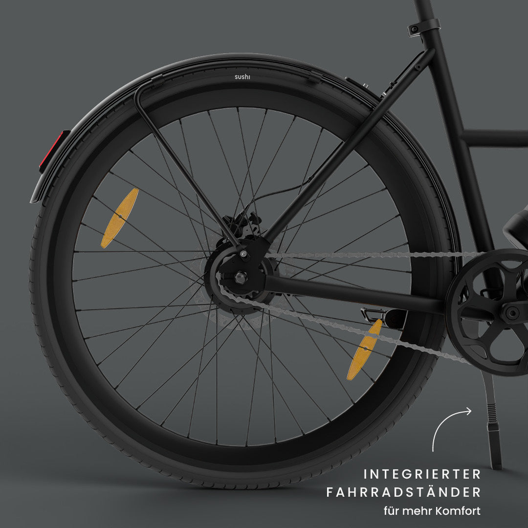 California Roll 3.0+ Black: Fokus auf integrierten Fahrradständer, Kette und Hinterrad