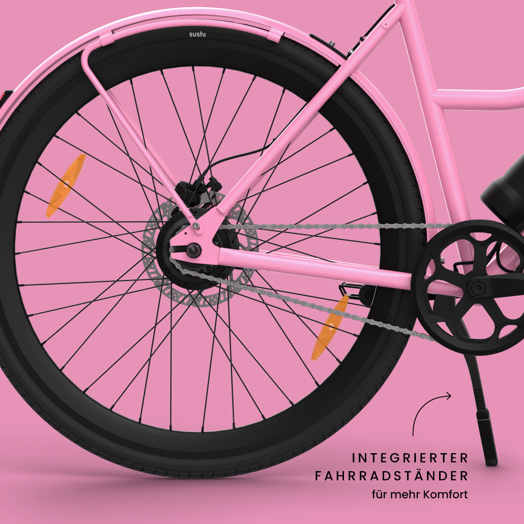 California Roll 3.0+ Bubblegum: Fokus auf integrierten Fahrradständer, Kette und Hinterrad