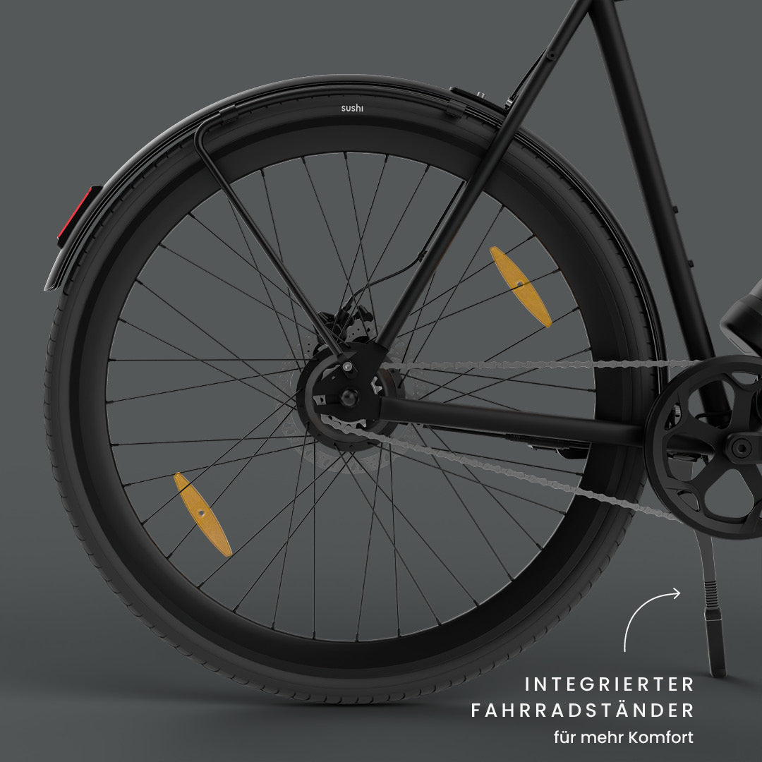 Maki 3.0+ Black: Fokus auf integrierten Fahrradständer, Kette und Hinterrad