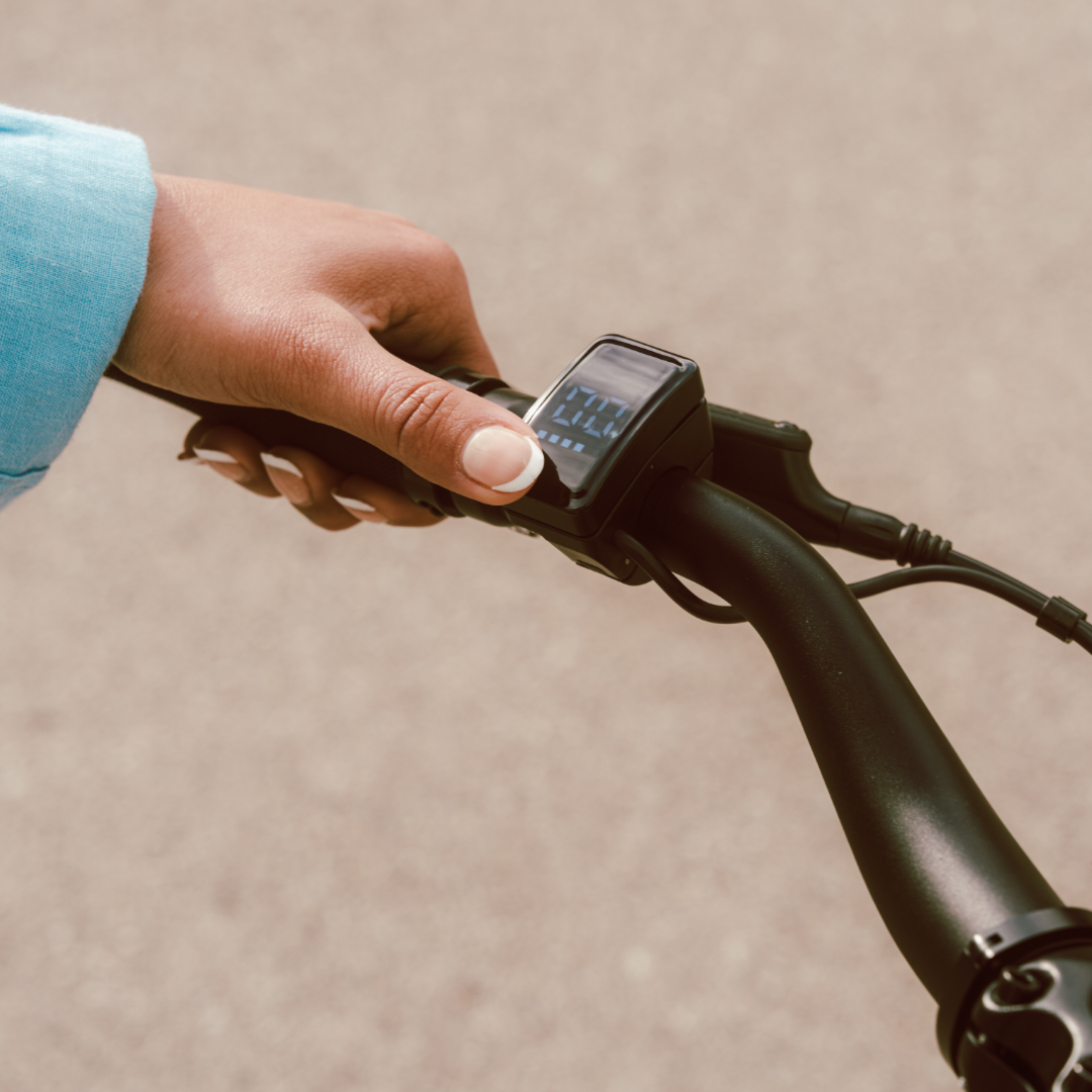 Detailaufnahme des Daumens am E-Bike-Display mit Kippmechanismus vom California Roll 3.0+