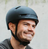 Gründer Andy trägt einen Helm und lächelt