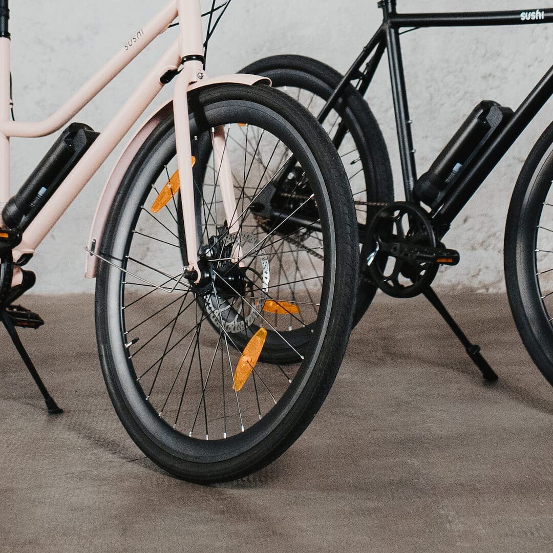 Schwarze Fahrradreifen montiert an einem Maki+ und California Roll+ von SUSHI BIKES