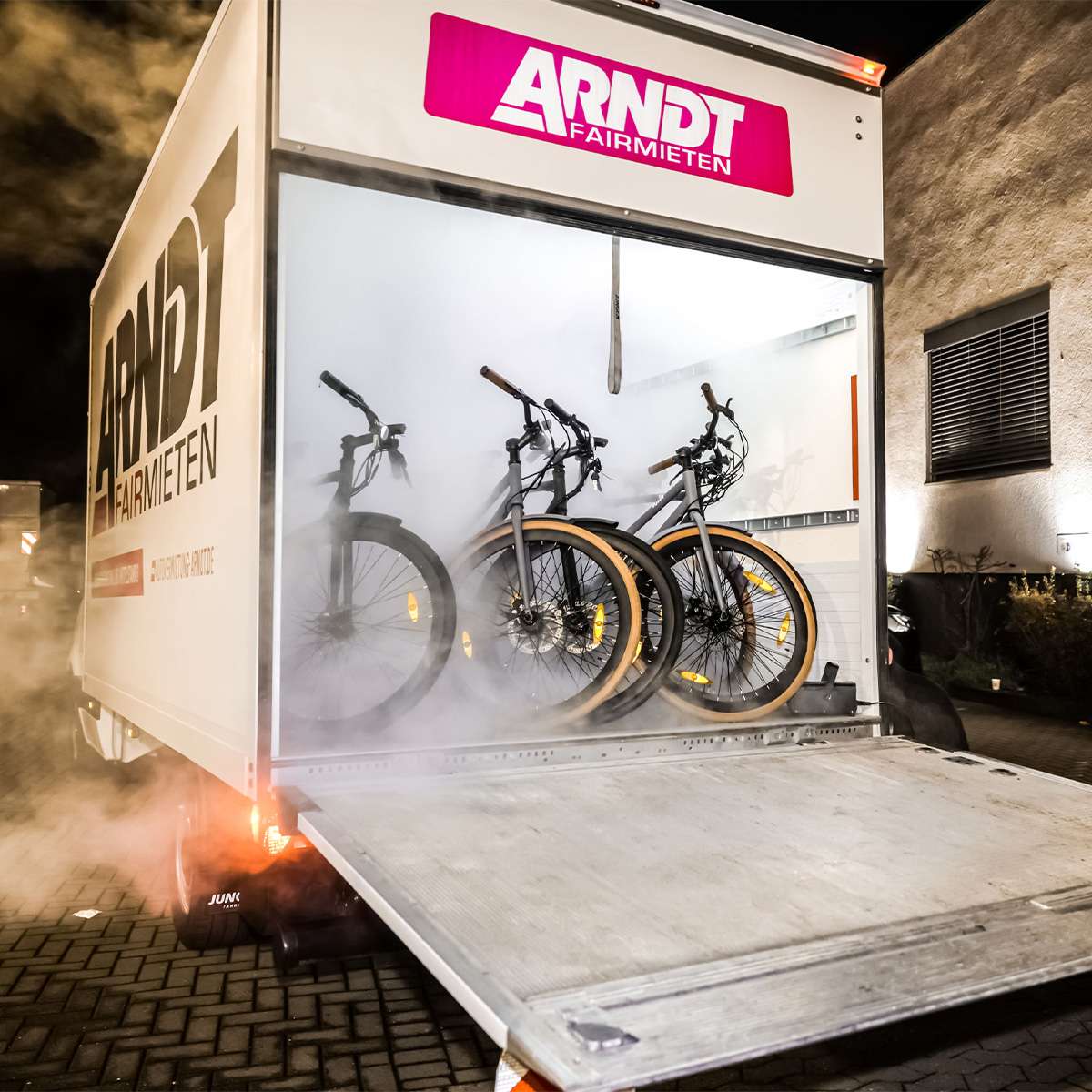 SUSHI BIKES E-Bikes werden aus ARNDT-Transporter entladen