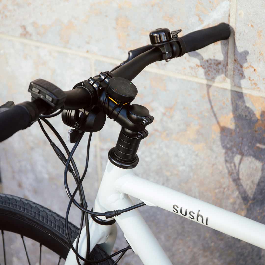 Fahrradlenker mit montiertem Beeline Velo 2 am SUSHI BIKES, fotografiert schräg von der Seite