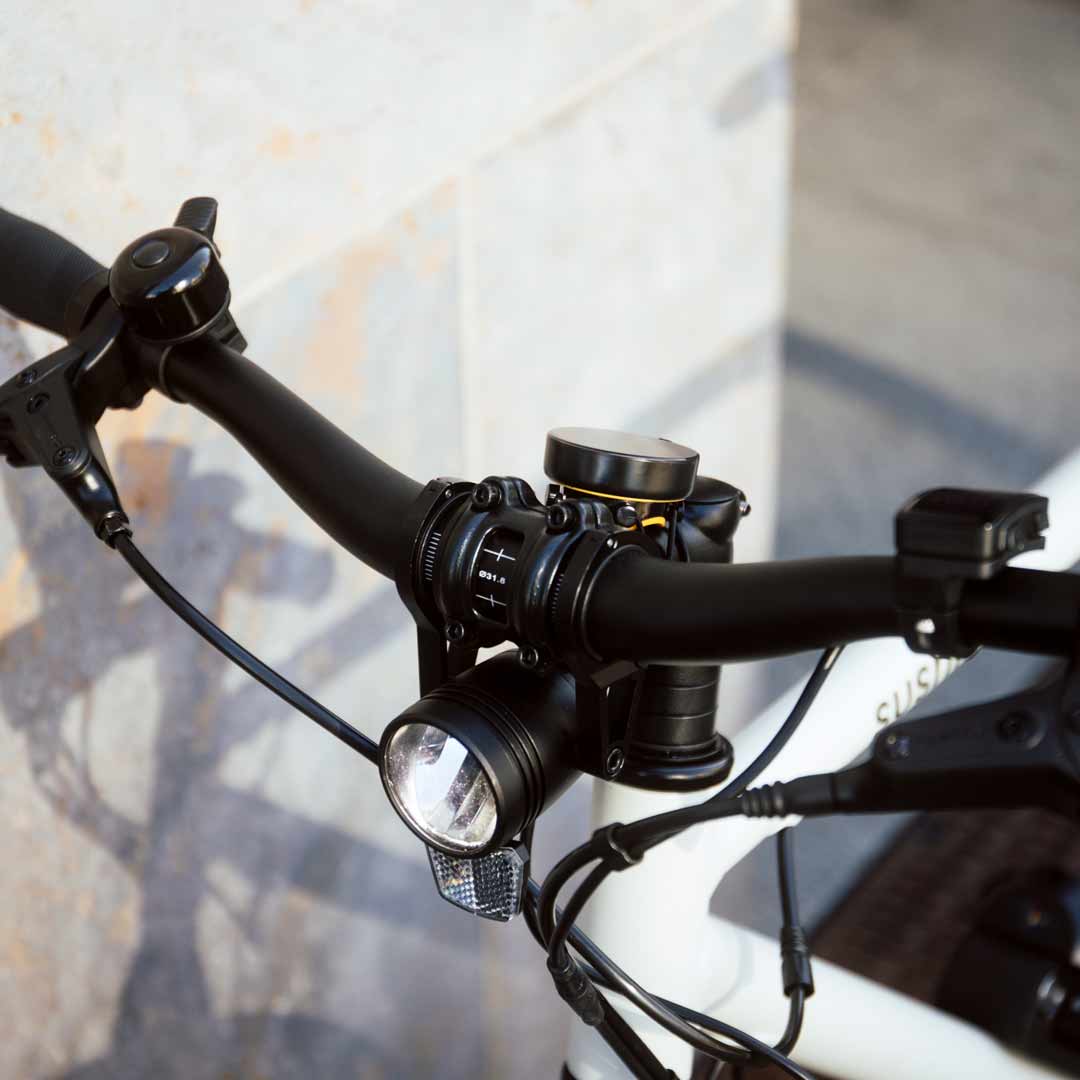 Frontalansicht des SUSHI BIKES mit montieren Beeline Velo 2 Fahrradnavi am Lenker