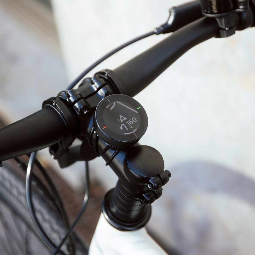 Beeline Velo 2 Fahrradcomputer am Lenker eines SUSHI BIKES montiert