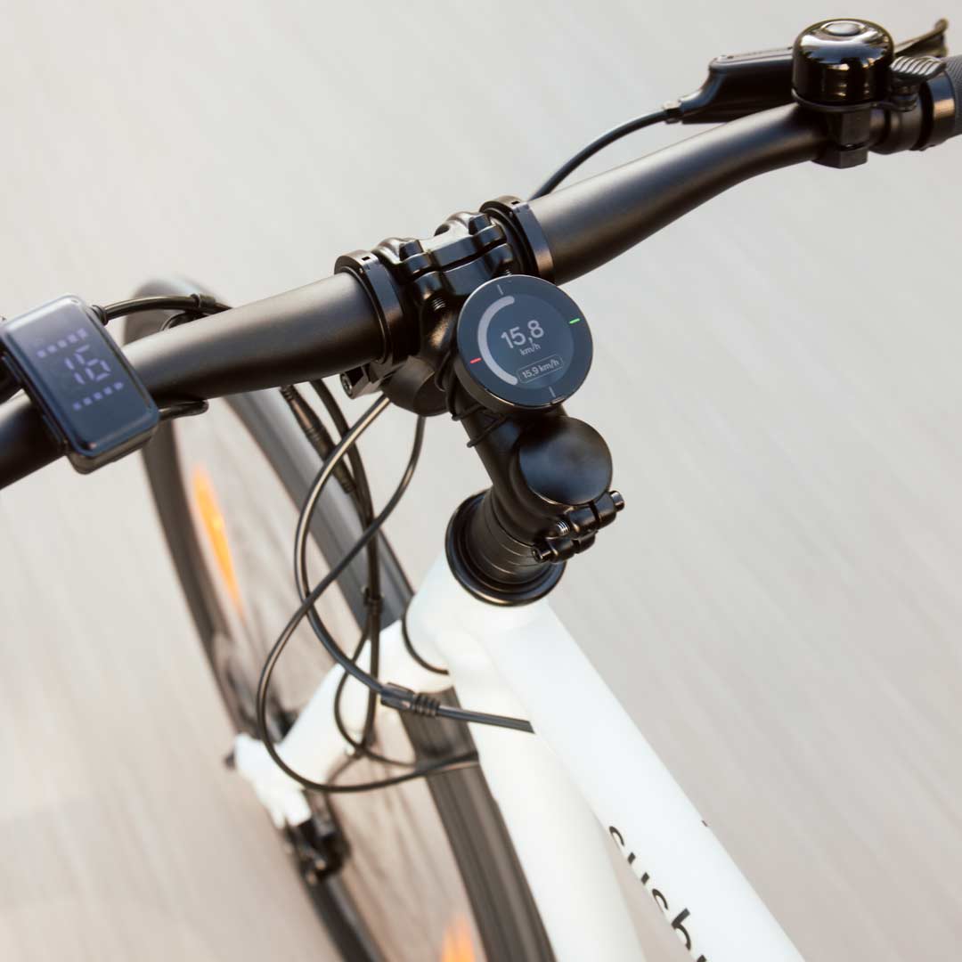 Beeline Velo 2 in Aktion, frontal auf Lenker montiert, zeigt km/h an