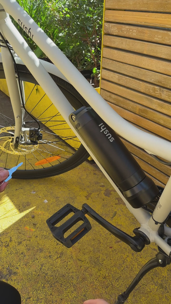 Der Fahrradakku wird mit dem Schlüssel entriegelt und seitlich aus dem Rahmen entnommen