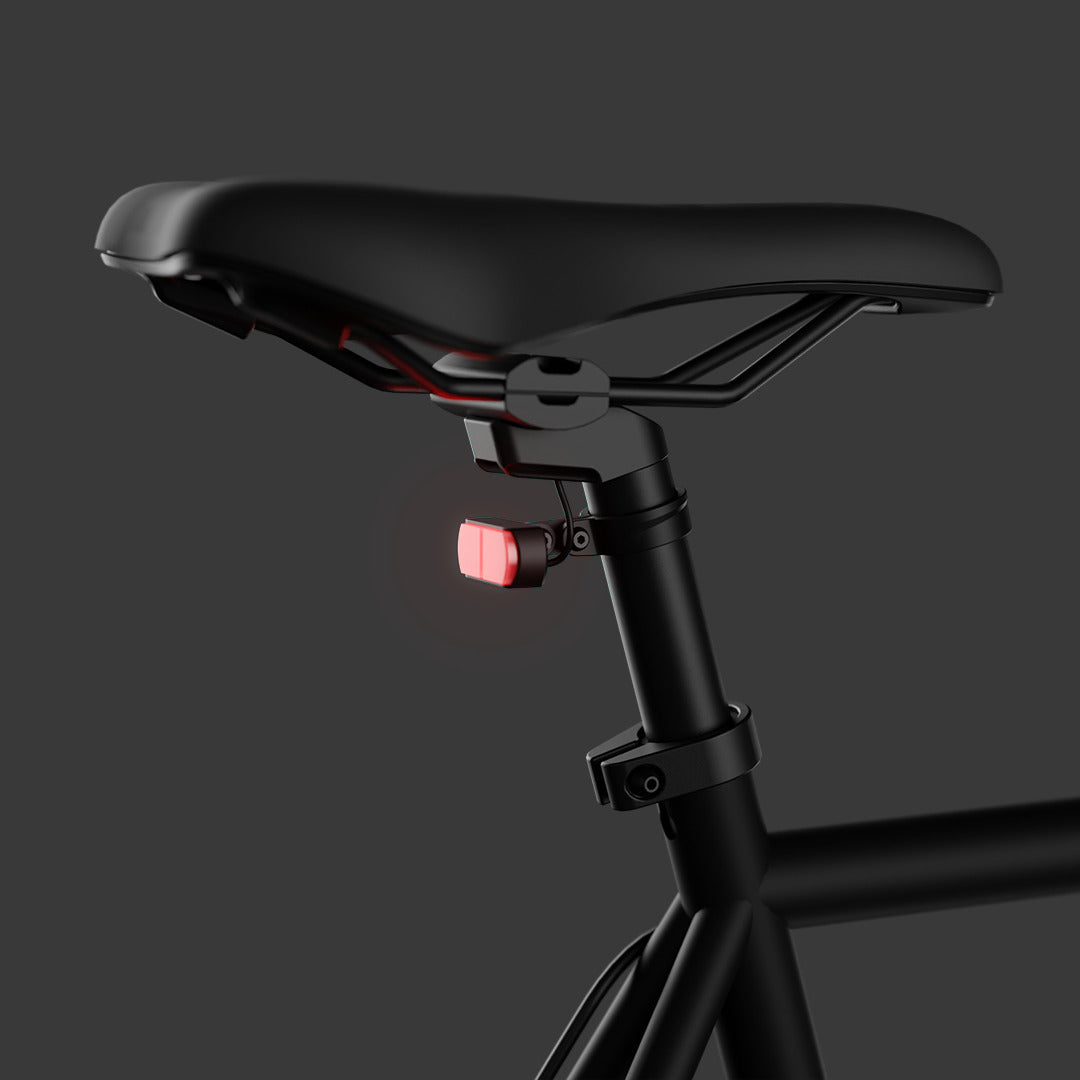 Seitenansicht des Sattels mit eingeschaltetem Rücklicht vom schwarzen E-Bike Maki 3.0