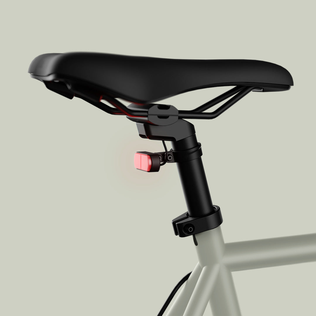 Seitenansicht des Sattels mit eingeschaltetem Rücklicht vom grauen E-Bike Maki 3.0