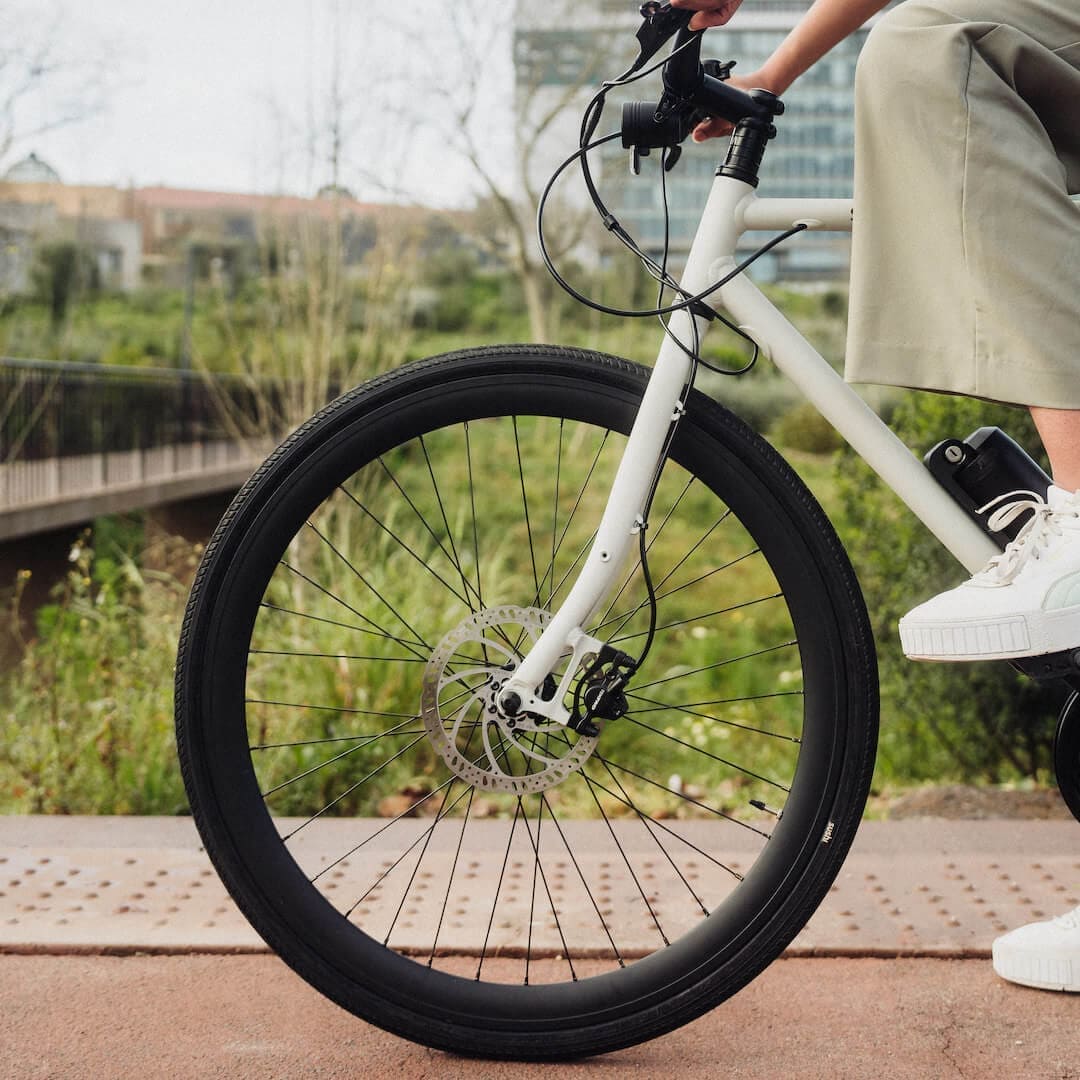Nahaufnahme des Reifes am Vorderrad eines grauen SUSHI BIKES