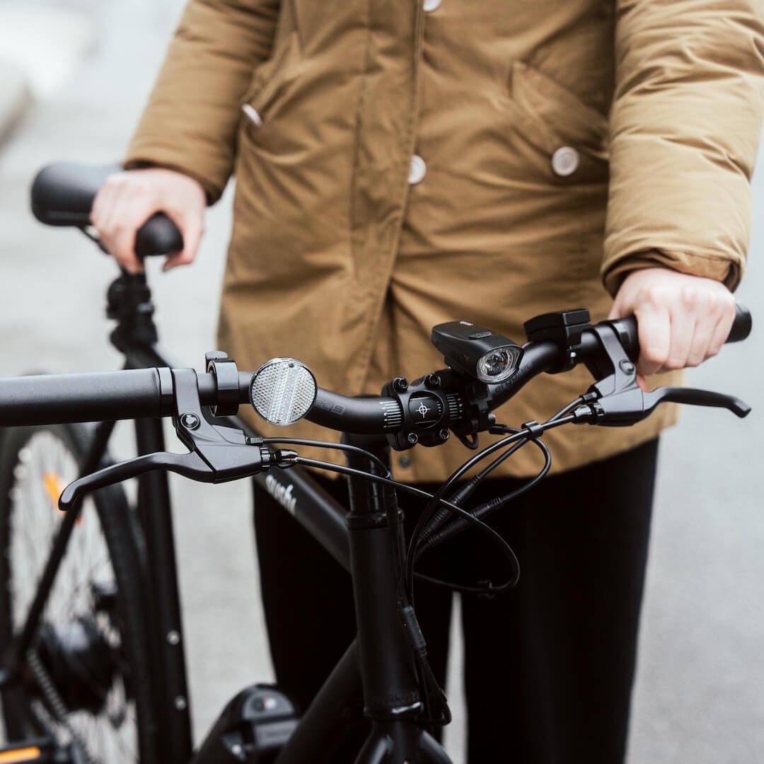 ergonomische Lenkerstange montiert an einem E-Bike Maki, welches von einer Frau geschoben wird