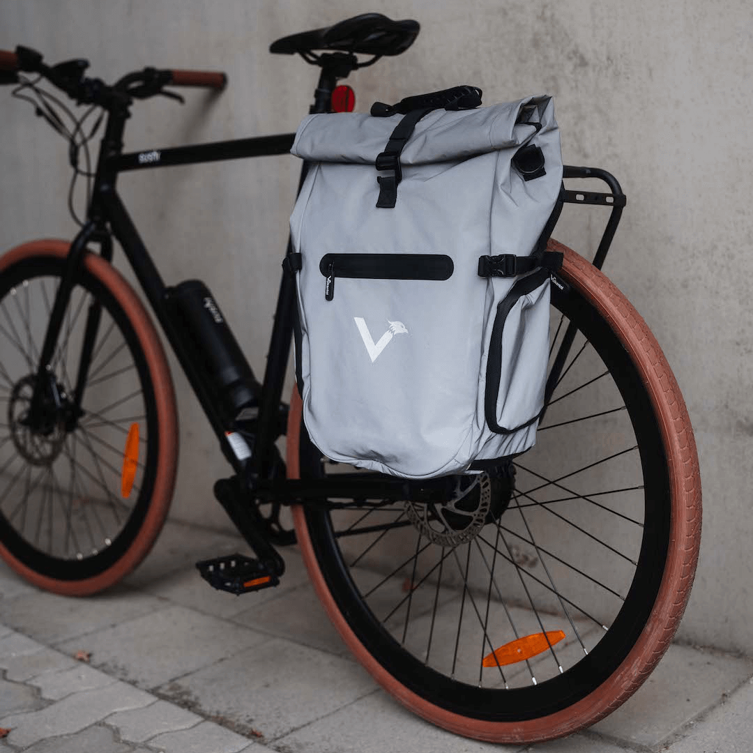 Nahaufnahme der grau reflektierenden ValkOne Tasche am hinteren Gepäckträger eines SUSHI BIKES befestigt