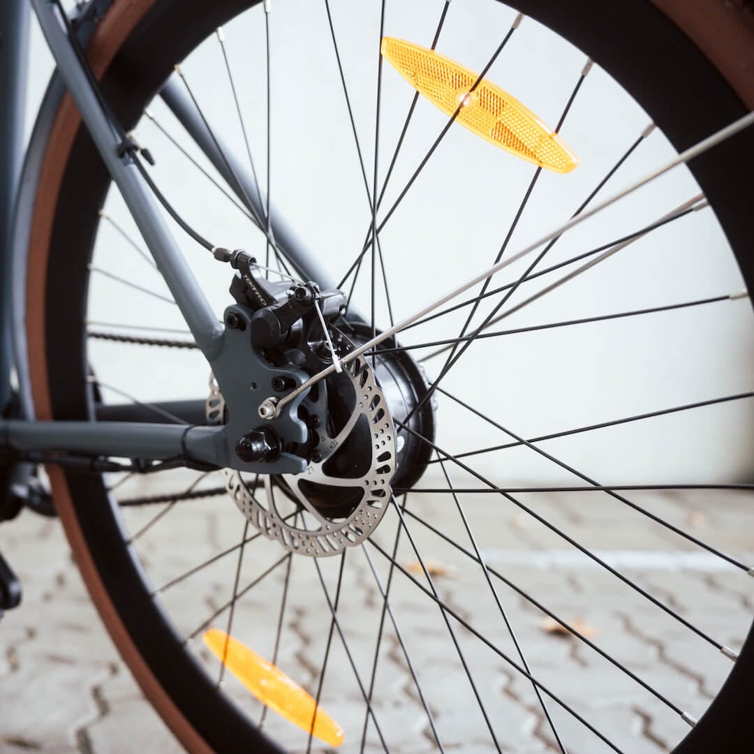 Detailaufnahme des Hinterrads mit Nabenmotor vom Sushi Bike California Roll Plus