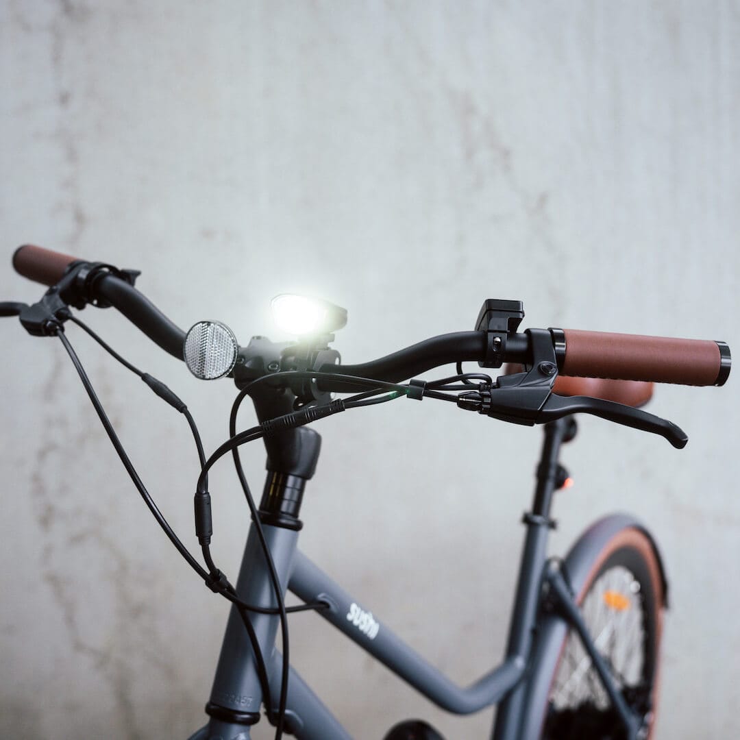 Eingeschaltetes Frontlicht vom Sushi E-Bike frontal