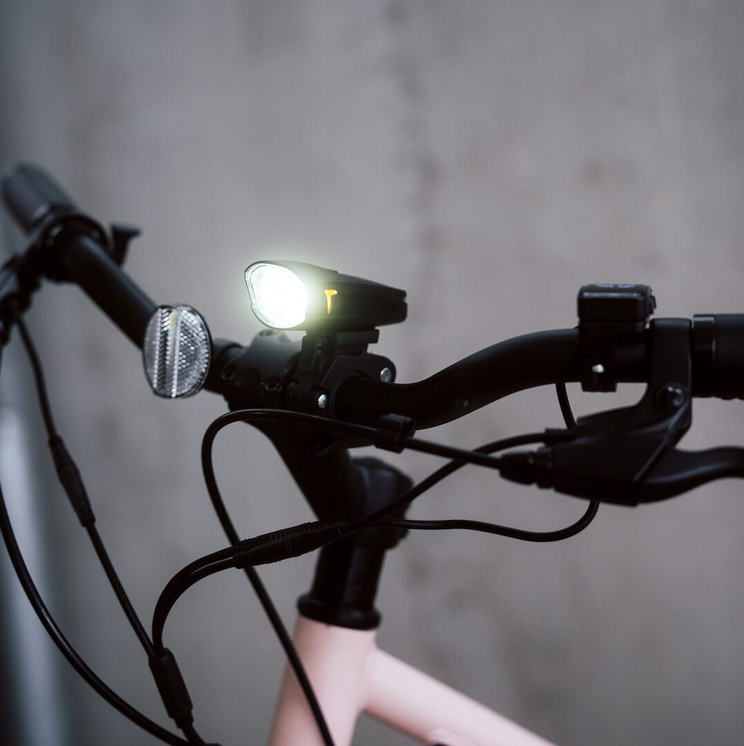 Eingeschaltetes Frontlicht vom Sushi E-Bike California Roll Plus frontal