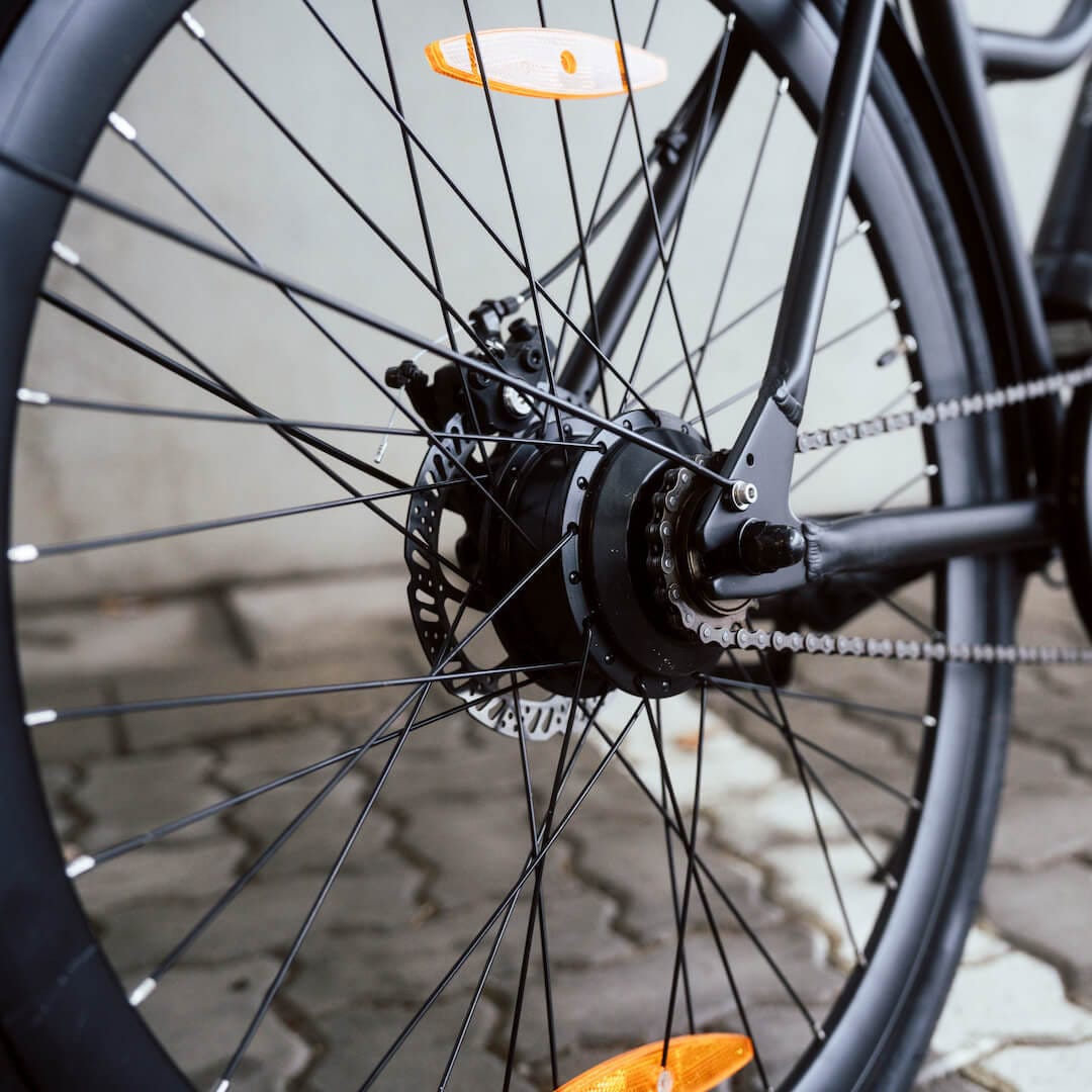 Detailaufnahme des Hinterrads mit Nabenmotor vom Sushi Bike California Roll Plus