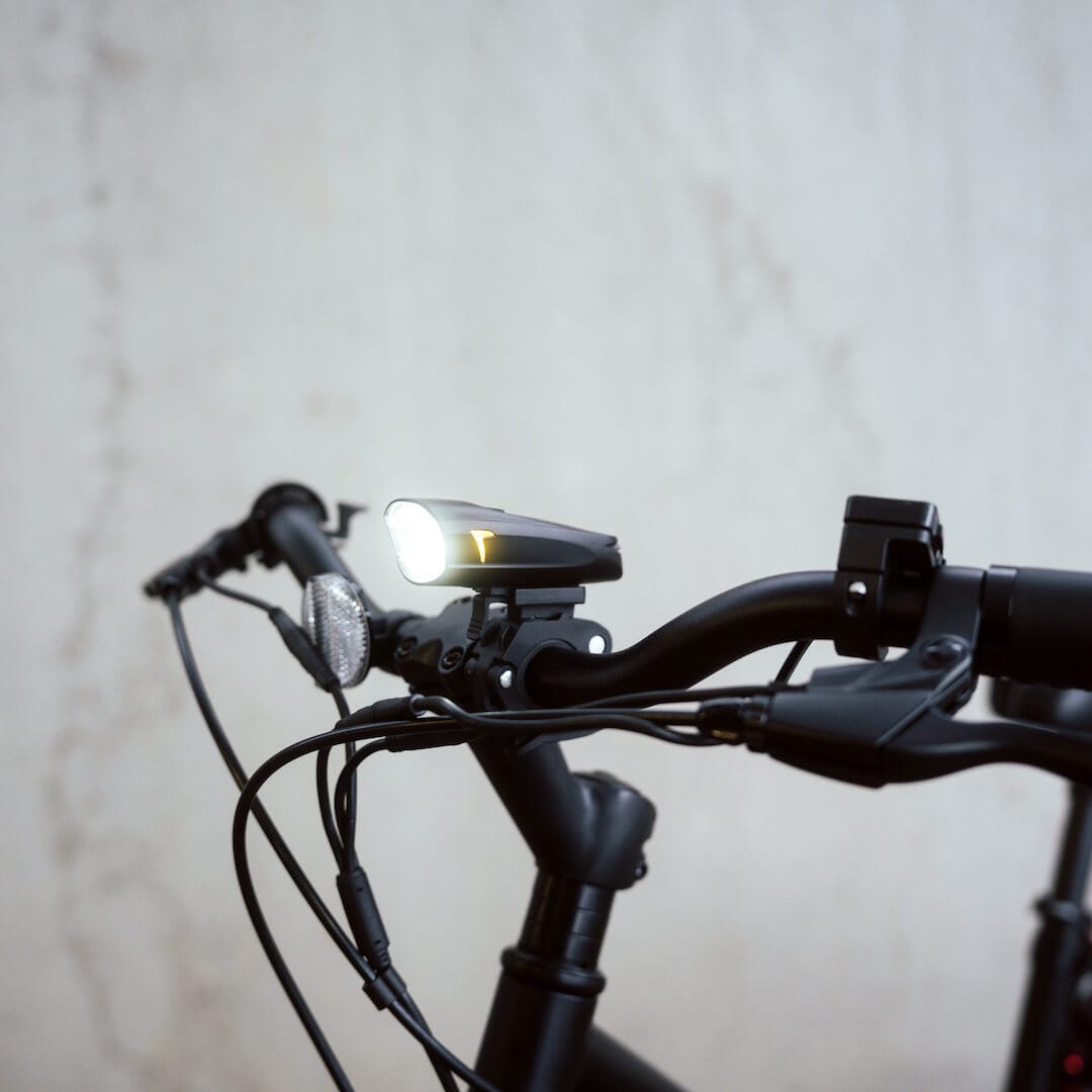 Eingeschaltetes Frontlicht vom Sushi E-Bike frontal