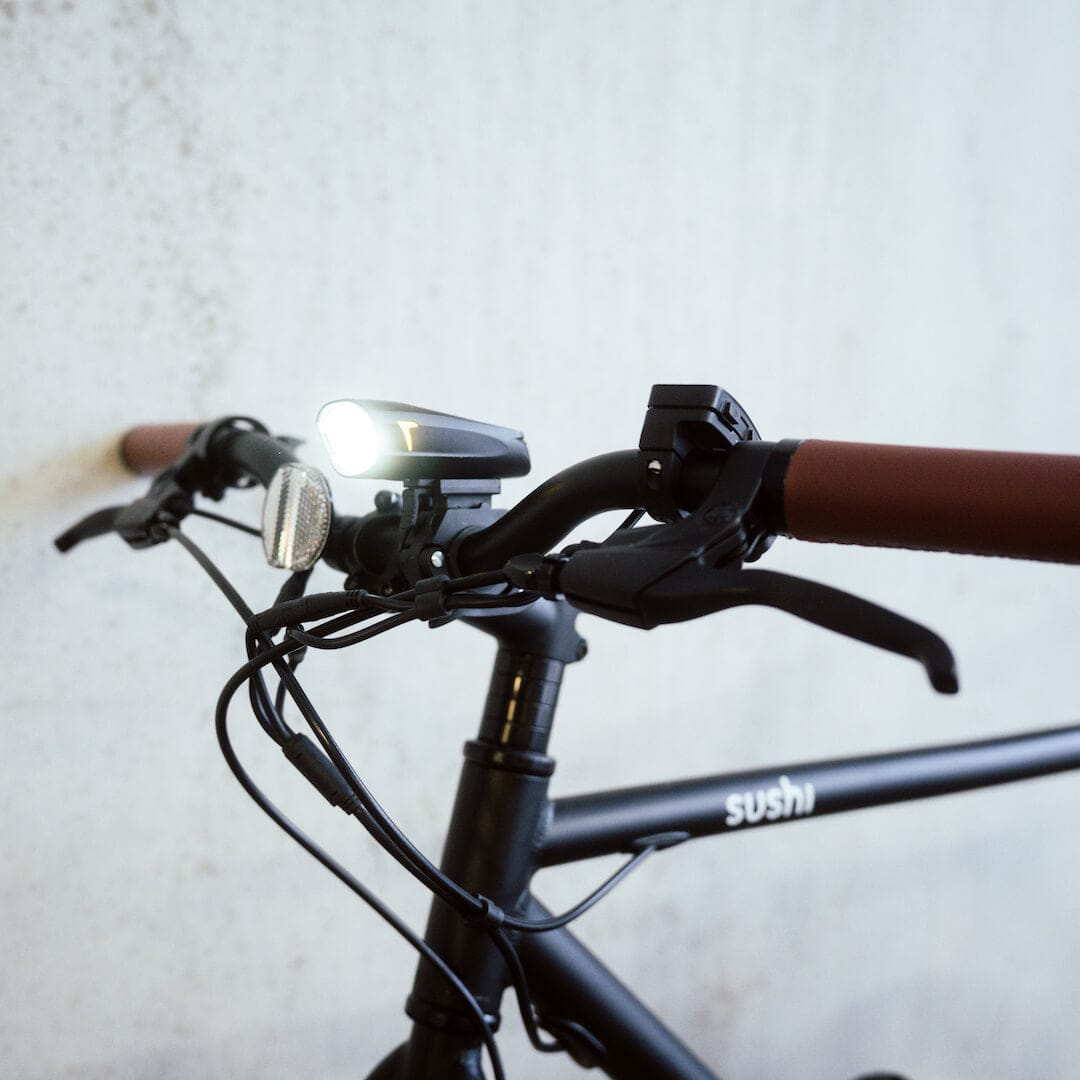 Sushi E-Bike Maki Plus Lenker frontal fotografiert mit eingeschaltetem Licht