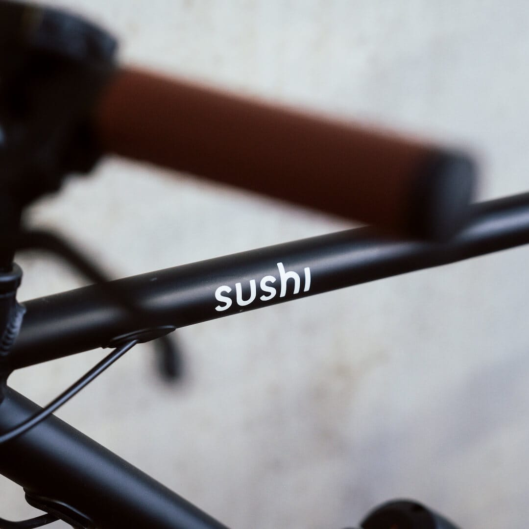 Detailaufnahmen des Sushi Bike Logos auf dem Rahmen