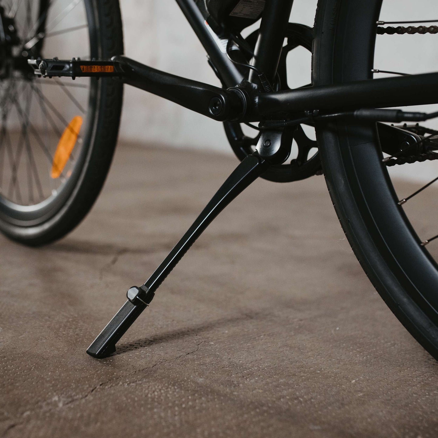 Detailaufnahmen des Fahrradständers befestigt an einem E-Bike von SUSHI BIKES