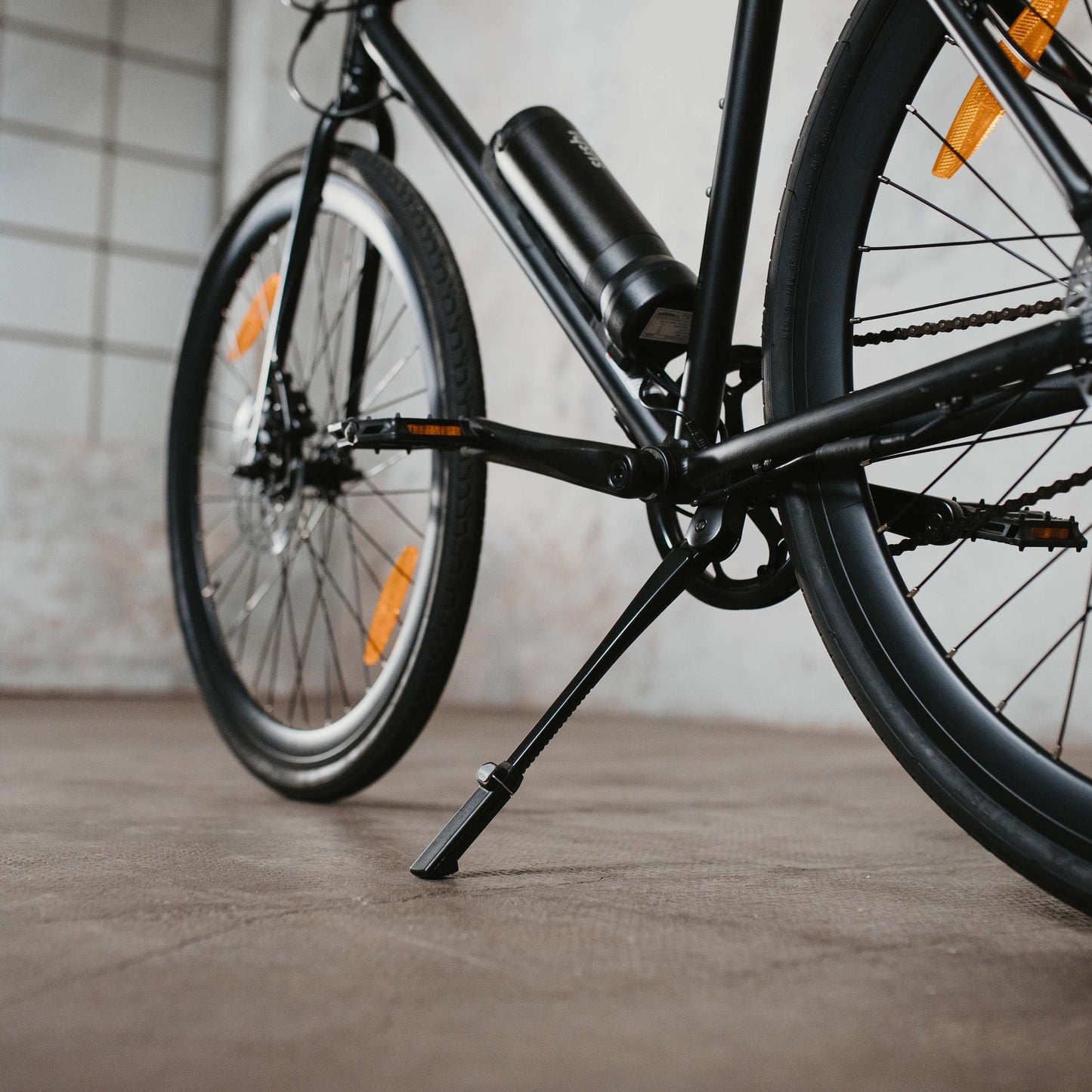Seitliche Aufnahme von einem E-Bike von SUSHI BIKE mit Fahrradständer