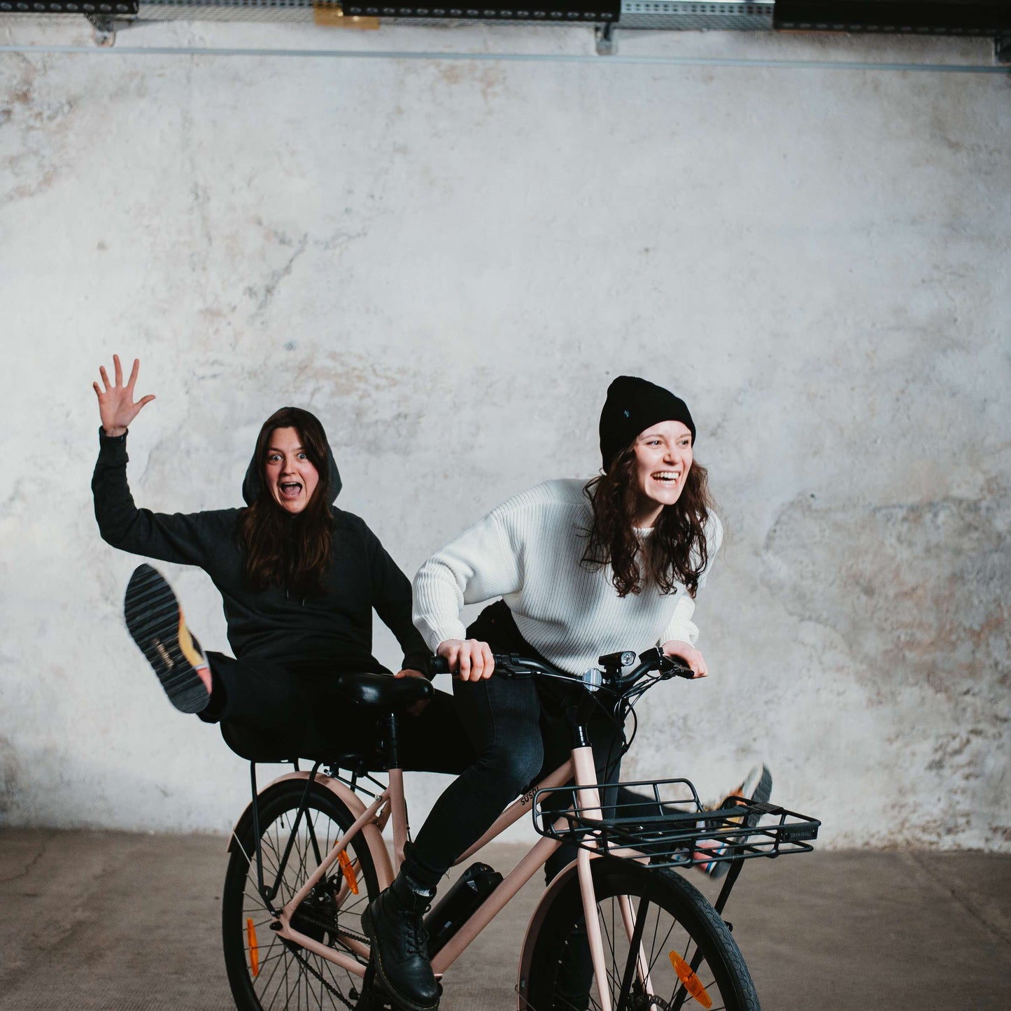 Frontgepäckträger montiert an einem California Roll+, zwei Frauen sitzen auf dem E-Bike