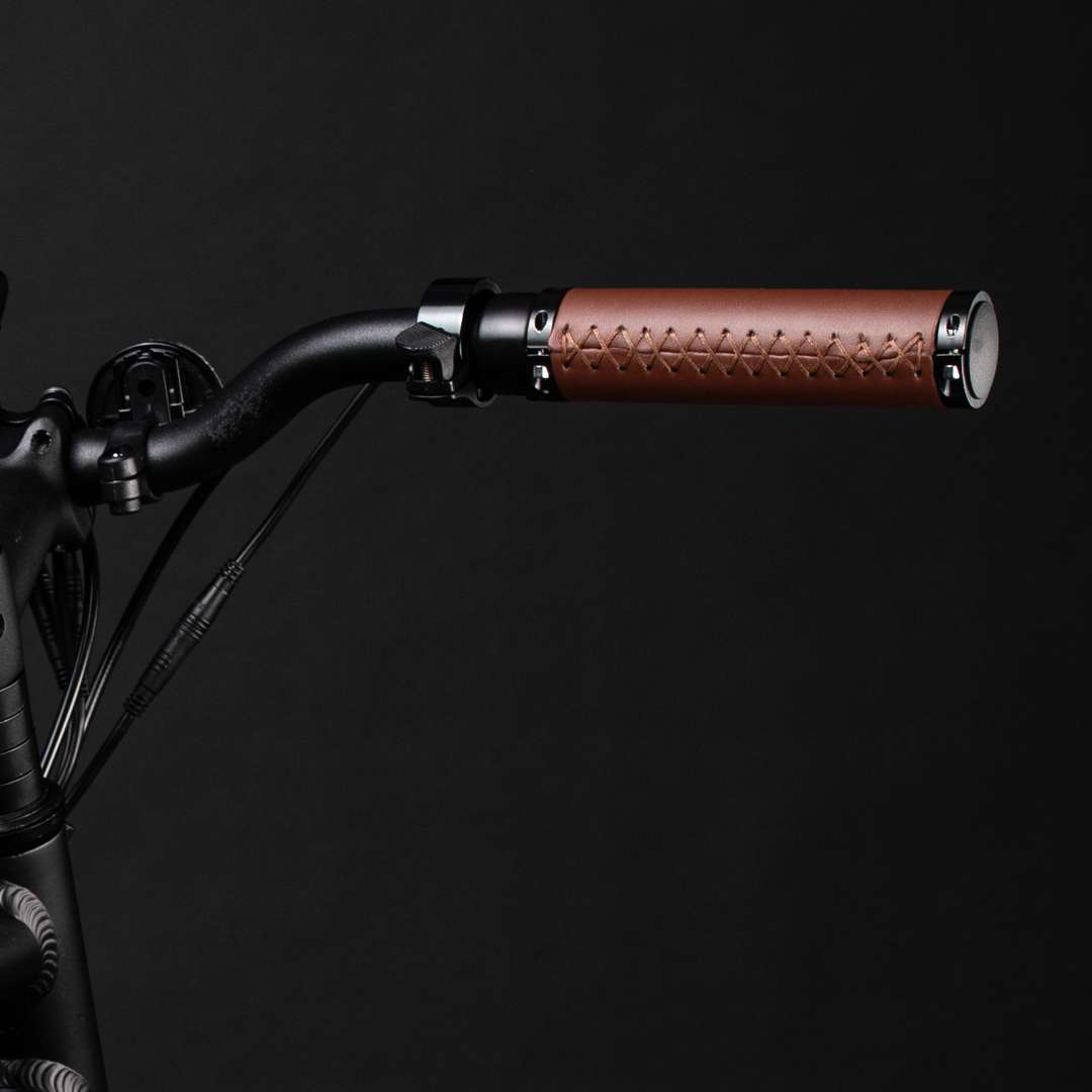 Detailaufnahme des braunen Lenkergriffs montiert am California Roll+