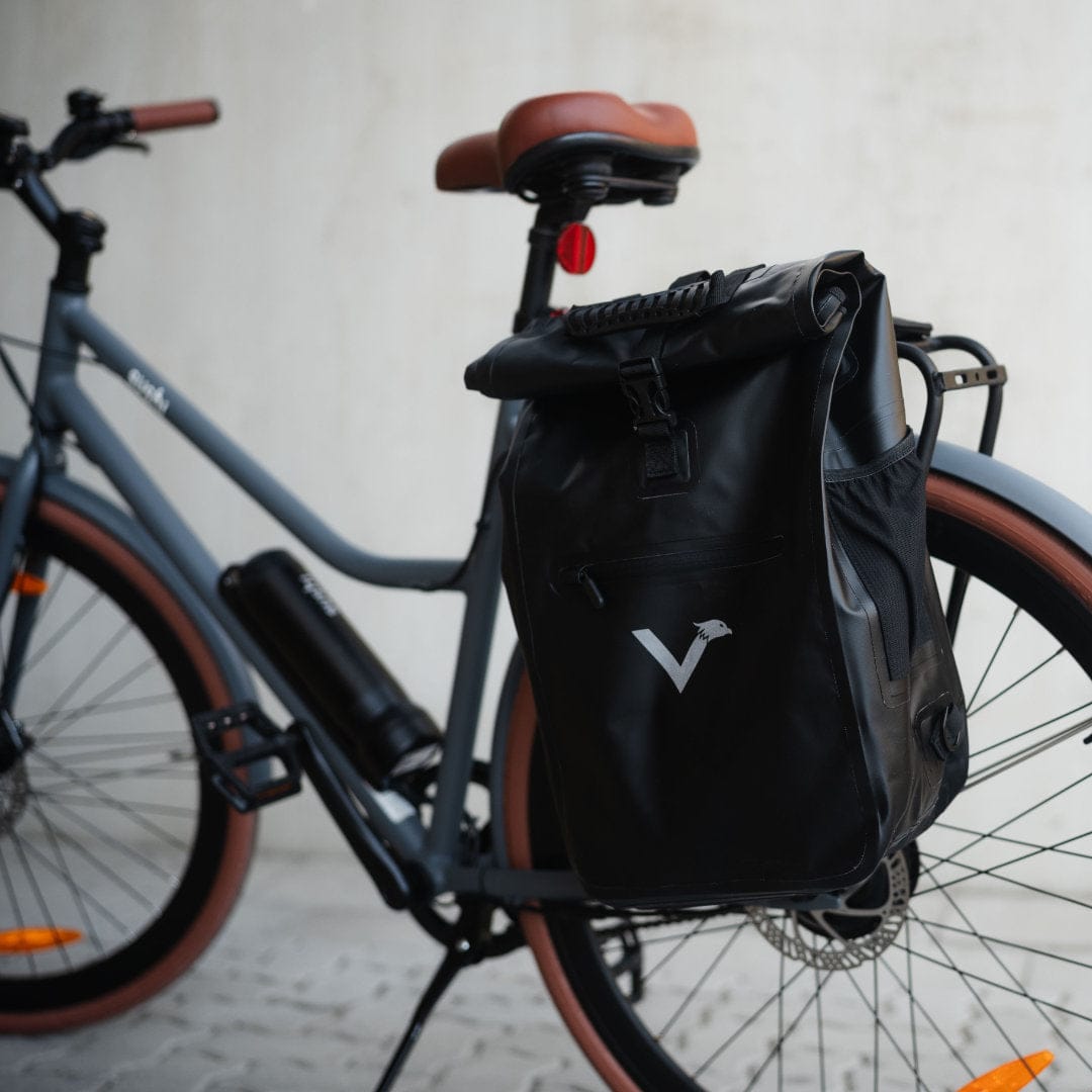 Schwarze ValkOne Fahrradtasche seitlich am Gepäckträger eines E-Bikes von SUSHI BIKES befestigt