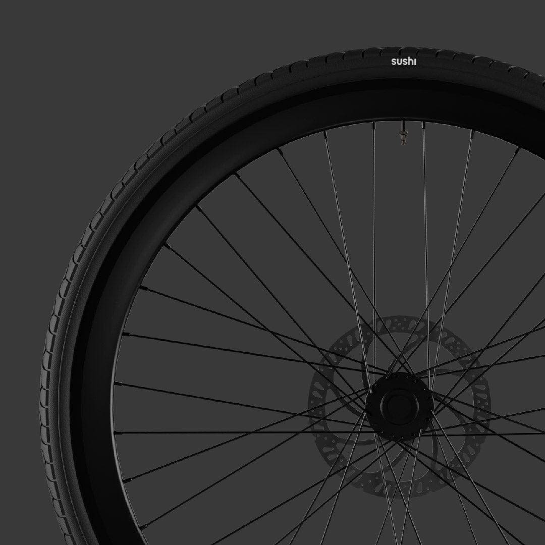 Seitenansicht des Vorderreifens vom schwarzen SUSHI BIKES E-Bike